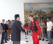 O governador Carlos Massa Ratinho Junior homenageou, nesta segunda-feira (1/4) bombeiros do Estado e profissionais de outras áreas enviados pelo Paraná para apoio aos trabalhos em Brumadinho (MG), após o rompimento da barragem da Mina do Feijão. Curitiba, 01-04-19.Foto: Arnaldo Alves / ANPr.