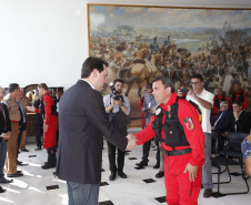 O governador Carlos Massa Ratinho Junior homenageou, nesta segunda-feira (1/4) bombeiros do Estado e profissionais de outras áreas enviados pelo Paraná para apoio aos trabalhos em Brumadinho (MG), após o rompimento da barragem da Mina do Feijão. Curitiba, 01-04-19.Foto: Arnaldo Alves / ANPr.
