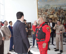 O governador Carlos Massa Ratinho Junior homenageou, nesta segunda-feira (1/4) bombeiros do Estado e profissionais de outras áreas enviados pelo Paraná para apoio aos trabalhos em Brumadinho (MG), após o rompimento da barragem da Mina do Feijão. Curitiba, 01-04-19.Foto: Arnaldo Alves / ANPr.