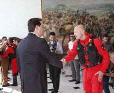 O governador Carlos Massa Ratinho Junior homenageou, nesta segunda-feira (1/4) bombeiros do Estado e profissionais de outras áreas enviados pelo Paraná para apoio aos trabalhos em Brumadinho (MG), após o rompimento da barragem da Mina do Feijão. Curitiba, 01-04-19.Foto: Arnaldo Alves / ANPr.