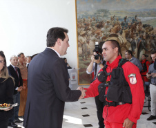 O governador Carlos Massa Ratinho Junior homenageou, nesta segunda-feira (1/4) bombeiros do Estado e profissionais de outras áreas enviados pelo Paraná para apoio aos trabalhos em Brumadinho (MG), após o rompimento da barragem da Mina do Feijão. Curitiba, 01-04-19.Foto: Arnaldo Alves / ANPr.