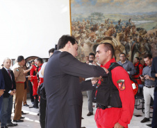 O governador Carlos Massa Ratinho Junior homenageou, nesta segunda-feira (1/4) bombeiros do Estado e profissionais de outras áreas enviados pelo Paraná para apoio aos trabalhos em Brumadinho (MG), após o rompimento da barragem da Mina do Feijão. Curitiba, 01-04-19.Foto: Arnaldo Alves / ANPr.