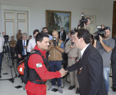O governador Carlos Massa Ratinho Junior homenageou, nesta segunda-feira (1/4) bombeiros do Estado e profissionais de outras áreas enviados pelo Paraná para apoio aos trabalhos em Brumadinho (MG), após o rompimento da barragem da Mina do Feijão. Curitiba, 01-04-19.Foto: Arnaldo Alves / ANPr.