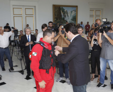 O governador Carlos Massa Ratinho Junior homenageou, nesta segunda-feira (1/4) bombeiros do Estado e profissionais de outras áreas enviados pelo Paraná para apoio aos trabalhos em Brumadinho (MG), após o rompimento da barragem da Mina do Feijão. Curitiba, 01-04-19.Foto: Arnaldo Alves / ANPr.