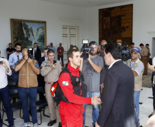 O governador Carlos Massa Ratinho Junior homenageou, nesta segunda-feira (1/4) bombeiros do Estado e profissionais de outras áreas enviados pelo Paraná para apoio aos trabalhos em Brumadinho (MG), após o rompimento da barragem da Mina do Feijão. Curitiba, 01-04-19.Foto: Arnaldo Alves / ANPr.