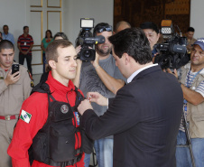O governador Carlos Massa Ratinho Junior homenageou, nesta segunda-feira (1/4) bombeiros do Estado e profissionais de outras áreas enviados pelo Paraná para apoio aos trabalhos em Brumadinho (MG), após o rompimento da barragem da Mina do Feijão. Curitiba, 01-04-19.Foto: Arnaldo Alves / ANPr.