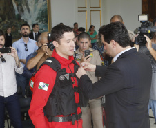 O governador Carlos Massa Ratinho Junior homenageou, nesta segunda-feira (1/4) bombeiros do Estado e profissionais de outras áreas enviados pelo Paraná para apoio aos trabalhos em Brumadinho (MG), após o rompimento da barragem da Mina do Feijão. Curitiba, 01-04-19.Foto: Arnaldo Alves / ANPr.