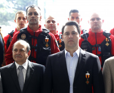 O governador Carlos Massa Ratinho Junior homenageou, nesta segunda-feira (1/4) bombeiros do Estado e profissionais de outras áreas enviados pelo Paraná para apoio aos trabalhos em Brumadinho (MG), após o rompimento da barragem da Mina do Feijão. Curitiba, 01-04-19.Foto: Arnaldo Alves / ANPr.