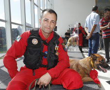 O governador Carlos Massa Ratinho Junior homenageou, nesta segunda-feira (1/4) bombeiros do Estado e profissionais de outras áreas enviados pelo Paraná para apoio aos trabalhos em Brumadinho (MG), após o rompimento da barragem da Mina do Feijão. Curitiba, 01-04-19.Foto: Arnaldo Alves / ANPr.