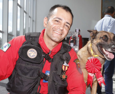 O governador Carlos Massa Ratinho Junior homenageou, nesta segunda-feira (1/4) bombeiros do Estado e profissionais de outras áreas enviados pelo Paraná para apoio aos trabalhos em Brumadinho (MG), após o rompimento da barragem da Mina do Feijão. Curitiba, 01-04-19.Foto: Arnaldo Alves / ANPr.