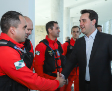 O governador Carlos Massa Ratinho Junior entregou nesta segunda-feira (1º) medalhas de mérito às equipes do Corpo de Bombeiros, Polícia Militar, Polícia Científica e Defesa Civil que ajudaram nas operações de busca e salvamento em Brumadinho, Minas Gerais. - Curitiba, 01-04-19.  -  Foto: Rodrigo Félix Leal/ANPr