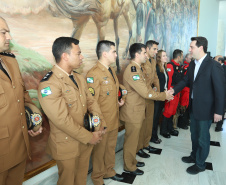 O governador Carlos Massa Ratinho Junior entregou nesta segunda-feira (1º) medalhas de mérito às equipes do Corpo de Bombeiros, Polícia Militar, Polícia Científica e Defesa Civil que ajudaram nas operações de busca e salvamento em Brumadinho, Minas Gerais. - Curitiba, 01-04-19.  -  Foto: Rodrigo Félix Leal/ANPr