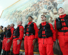 O governador Carlos Massa Ratinho Junior entregou nesta segunda-feira (1º) medalhas de mérito às equipes do Corpo de Bombeiros, Polícia Militar, Polícia Científica e Defesa Civil que ajudaram nas operações de busca e salvamento em Brumadinho, Minas Gerais. - Curitiba, 01-04-19.  -  Foto: Rodrigo Félix Leal/ANPr
