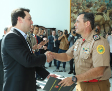 O governador Carlos Massa Ratinho Junior entregou nesta segunda-feira (1º) medalhas de mérito às equipes do Corpo de Bombeiros, Polícia Militar, Polícia Científica e Defesa Civil que ajudaram nas operações de busca e salvamento em Brumadinho, Minas Gerais. - Curitiba, 01-04-19.  -  Foto: Rodrigo Félix Leal/ANPr