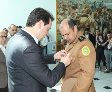 O governador Carlos Massa Ratinho Junior entregou nesta segunda-feira (1º) medalhas de mérito às equipes do Corpo de Bombeiros, Polícia Militar, Polícia Científica e Defesa Civil que ajudaram nas operações de busca e salvamento em Brumadinho, Minas Gerais. - Curitiba, 01-04-19.  -  Foto: Rodrigo Félix Leal/ANPr