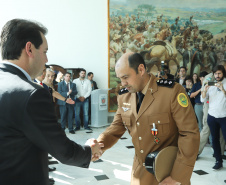 O governador Carlos Massa Ratinho Junior entregou nesta segunda-feira (1º) medalhas de mérito às equipes do Corpo de Bombeiros, Polícia Militar, Polícia Científica e Defesa Civil que ajudaram nas operações de busca e salvamento em Brumadinho, Minas Gerais. - Curitiba, 01-04-19.  -  Foto: Rodrigo Félix Leal/ANPr