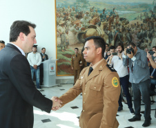 O governador Carlos Massa Ratinho Junior entregou nesta segunda-feira (1º) medalhas de mérito às equipes do Corpo de Bombeiros, Polícia Militar, Polícia Científica e Defesa Civil que ajudaram nas operações de busca e salvamento em Brumadinho, Minas Gerais. - Curitiba, 01-04-19.  -  Foto: Rodrigo Félix Leal/ANPr