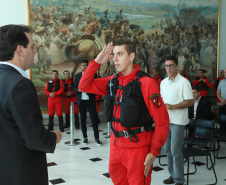 O governador Carlos Massa Ratinho Junior entregou nesta segunda-feira (1º) medalhas de mérito às equipes do Corpo de Bombeiros, Polícia Militar, Polícia Científica e Defesa Civil que ajudaram nas operações de busca e salvamento em Brumadinho, Minas Gerais. - Curitiba, 01-04-19.  -  Foto: Rodrigo Félix Leal/ANPr