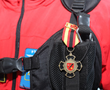 O governador Carlos Massa Ratinho Junior entregou nesta segunda-feira (1º) medalhas de mérito às equipes do Corpo de Bombeiros, Polícia Militar, Polícia Científica e Defesa Civil que ajudaram nas operações de busca e salvamento em Brumadinho, Minas Gerais. - Curitiba, 01-04-19.  -  Foto: Rodrigo Félix Leal/ANPr