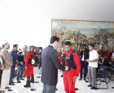 O governador Carlos Massa Ratinho Junior homenageou, nesta segunda-feira (1/4) bombeiros do Estado e profissionais de outras áreas enviados pelo Paraná para apoio aos trabalhos em Brumadinho (MG), após o rompimento da barragem da Mina do Feijão. Curitiba, 01-04-19.Foto: Arnaldo Alves / ANPr.