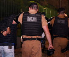 A Polícia Militar do Paraná deflagra a megaoperação Primo que cumpriu 16 mandados de Prisão e de Busca e Apreensão e resultou em 19 encaminhamentos, sendo 15 adultos e quatro adolescentes apreendidos, bem como uma quantidade de drogas recolhida.  -  Curitiba, 26/04/2019  -  Foto: PMPR