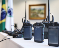 O governador Carlos Massa Ratinho Junior entregou nesta quarta-feira armas, rádios comunicadores e veículos de escolta ao Departamento Penitenciário do Paraná (Depen). O objetivo é equipar e modernizar o sistema prisional do Estado. Curitiba, 08/05/2019. Foto: José Fernando Ogura/ANPr