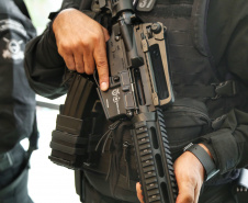 O governador Carlos Massa Ratinho Junior entregou nesta quarta-feira armas, rádios comunicadores e veículos de escolta ao Departamento Penitenciário do Paraná (Depen). O objetivo é equipar e modernizar o sistema prisional do Estado. Curitiba, 08/05/2019. Foto: José Fernando Ogura/ANPr