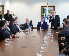 O governador Carlos Massa Ratinho Junior entregou nesta quarta-feira armas, rádios comunicadores e veículos de escolta ao Departamento Penitenciário do Paraná (Depen). O objetivo é equipar e modernizar o sistema prisional do Estado. Curitiba, 08/05/2019. Foto: José Fernando Ogura/ANPr