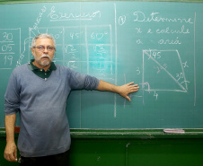 Na imagem, o professor Jorge Vieira