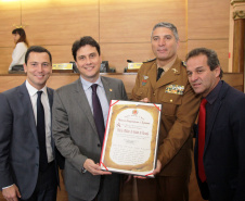 Curitiba, 19 de junho de 2019. Alto Comando da PMPR recebe homenagem na Camera municipal de Curitiba. Foto: Cel Pericles recebe homenagem das demais autoridades.