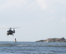 Helicópteroo da polícia realiza salvamento em Guaratuba.Guaratuba, 18-02-2012.Foto: Arnaldo Alves / AENotícias.