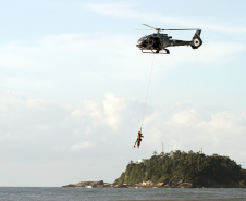 Helicópteroo da polícia realiza salvamento em Guaratuba.Guaratuba, 18-02-2012.Foto: Arnaldo Alves / AENotícias.