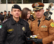 Colombo, 09 de julho de 2019. Passagem de Comando do 22º BPM. Foto: Ten.-Cel. QOPM Sérgio Augusto Ramos, Comandante substituído, recebe uma lembrança do 22º BPM.