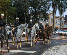 A Polícia Militar do Paraná (PM-PR) iniciou uma mega-operação (Operação 100) em Curitiba  e Região Metropolitana nesta sexta-feira (2). São 165 viaturas, 550 policiais militares de todos os batalhões espalhados pelos municípios com auxílio de motocicletas, cães, cavalos e helicóptero.  Curitiba, 02/08/2019 -  Foto: Geraldo Bubniak/ANPr