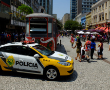 Policiamento movel no calcadao da rua XV,centro.Curitiba,11/10/2014. Foto - Antonio Costa