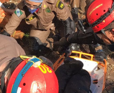 Uma busca que exige mergulhos em locais profundos, salvamento em áreas remotas ou em montanhas, resgate a pessoas soterradas. Estes são alguns exemplos de situações extremas que exigem uma atuação especializada do Corpo de Bombeiros. No Paraná, os profissionais passam por treinamentos especiais que os preparam para agir de forma rápida e eficiente sempre que precisam atender situações complexas, muito além do combate a incêndios. 