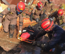 Uma busca que exige mergulhos em locais profundos, salvamento em áreas remotas ou em montanhas, resgate a pessoas soterradas. Estes são alguns exemplos de situações extremas que exigem uma atuação especializada do Corpo de Bombeiros. No Paraná, os profissionais passam por treinamentos especiais que os preparam para agir de forma rápida e eficiente sempre que precisam atender situações complexas, muito além do combate a incêndios. 
