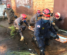 Uma busca que exige mergulhos em locais profundos, salvamento em áreas remotas ou em montanhas, resgate a pessoas soterradas. Estes são alguns exemplos de situações extremas que exigem uma atuação especializada do Corpo de Bombeiros. No Paraná, os profissionais passam por treinamentos especiais que os preparam para agir de forma rápida e eficiente sempre que precisam atender situações complexas, muito além do combate a incêndios. 