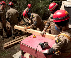 Uma busca que exige mergulhos em locais profundos, salvamento em áreas remotas ou em montanhas, resgate a pessoas soterradas. Estes são alguns exemplos de situações extremas que exigem uma atuação especializada do Corpo de Bombeiros. No Paraná, os profissionais passam por treinamentos especiais que os preparam para agir de forma rápida e eficiente sempre que precisam atender situações complexas, muito além do combate a incêndios. 