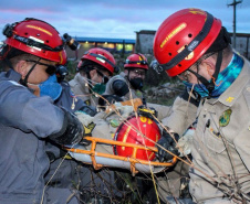 Uma busca que exige mergulhos em locais profundos, salvamento em áreas remotas ou em montanhas, resgate a pessoas soterradas. Estes são alguns exemplos de situações extremas que exigem uma atuação especializada do Corpo de Bombeiros. No Paraná, os profissionais passam por treinamentos especiais que os preparam para agir de forma rápida e eficiente sempre que precisam atender situações complexas, muito além do combate a incêndios. 