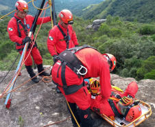 Uma busca que exige mergulhos em locais profundos, salvamento em áreas remotas ou em montanhas, resgate a pessoas soterradas. Estes são alguns exemplos de situações extremas que exigem uma atuação especializada do Corpo de Bombeiros. No Paraná, os profissionais passam por treinamentos especiais que os preparam para agir de forma rápida e eficiente sempre que precisam atender situações complexas, muito além do combate a incêndios. 
