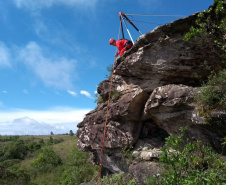 Uma busca que exige mergulhos em locais profundos, salvamento em áreas remotas ou em montanhas, resgate a pessoas soterradas. Estes são alguns exemplos de situações extremas que exigem uma atuação especializada do Corpo de Bombeiros. No Paraná, os profissionais passam por treinamentos especiais que os preparam para agir de forma rápida e eficiente sempre que precisam atender situações complexas, muito além do combate a incêndios. 