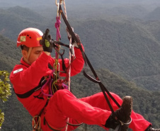 Uma busca que exige mergulhos em locais profundos, salvamento em áreas remotas ou em montanhas, resgate a pessoas soterradas. Estes são alguns exemplos de situações extremas que exigem uma atuação especializada do Corpo de Bombeiros. No Paraná, os profissionais passam por treinamentos especiais que os preparam para agir de forma rápida e eficiente sempre que precisam atender situações complexas, muito além do combate a incêndios. 