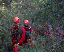 Uma busca que exige mergulhos em locais profundos, salvamento em áreas remotas ou em montanhas, resgate a pessoas soterradas. Estes são alguns exemplos de situações extremas que exigem uma atuação especializada do Corpo de Bombeiros. No Paraná, os profissionais passam por treinamentos especiais que os preparam para agir de forma rápida e eficiente sempre que precisam atender situações complexas, muito além do combate a incêndios. 