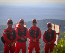 Uma busca que exige mergulhos em locais profundos, salvamento em áreas remotas ou em montanhas, resgate a pessoas soterradas. Estes são alguns exemplos de situações extremas que exigem uma atuação especializada do Corpo de Bombeiros. No Paraná, os profissionais passam por treinamentos especiais que os preparam para agir de forma rápida e eficiente sempre que precisam atender situações complexas, muito além do combate a incêndios. 