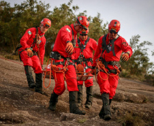 Uma busca que exige mergulhos em locais profundos, salvamento em áreas remotas ou em montanhas, resgate a pessoas soterradas. Estes são alguns exemplos de situações extremas que exigem uma atuação especializada do Corpo de Bombeiros. No Paraná, os profissionais passam por treinamentos especiais que os preparam para agir de forma rápida e eficiente sempre que precisam atender situações complexas, muito além do combate a incêndios. 