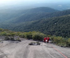 Uma busca que exige mergulhos em locais profundos, salvamento em áreas remotas ou em montanhas, resgate a pessoas soterradas. Estes são alguns exemplos de situações extremas que exigem uma atuação especializada do Corpo de Bombeiros. No Paraná, os profissionais passam por treinamentos especiais que os preparam para agir de forma rápida e eficiente sempre que precisam atender situações complexas, muito além do combate a incêndios. 