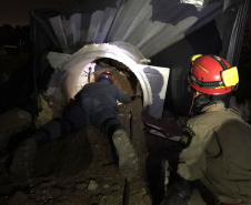 Uma busca que exige mergulhos em locais profundos, salvamento em áreas remotas ou em montanhas, resgate a pessoas soterradas. Estes são alguns exemplos de situações extremas que exigem uma atuação especializada do Corpo de Bombeiros. No Paraná, os profissionais passam por treinamentos especiais que os preparam para agir de forma rápida e eficiente sempre que precisam atender situações complexas, muito além do combate a incêndios. 