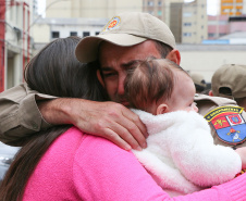Curitiba, 22 de setembro de 2019. Chegada dos Bombeiros da Amazonia. Foto: Sgt Sidre, sua esposa e filha.