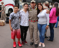 Curitiba, 22 de setembro de 2019. Chegada dos Bombeiros da Amazonia. Foto: Sgt Mello, sua esposa e os dois filhos.